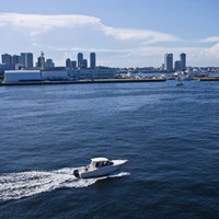 みなとみらいの海を航行する船の写真