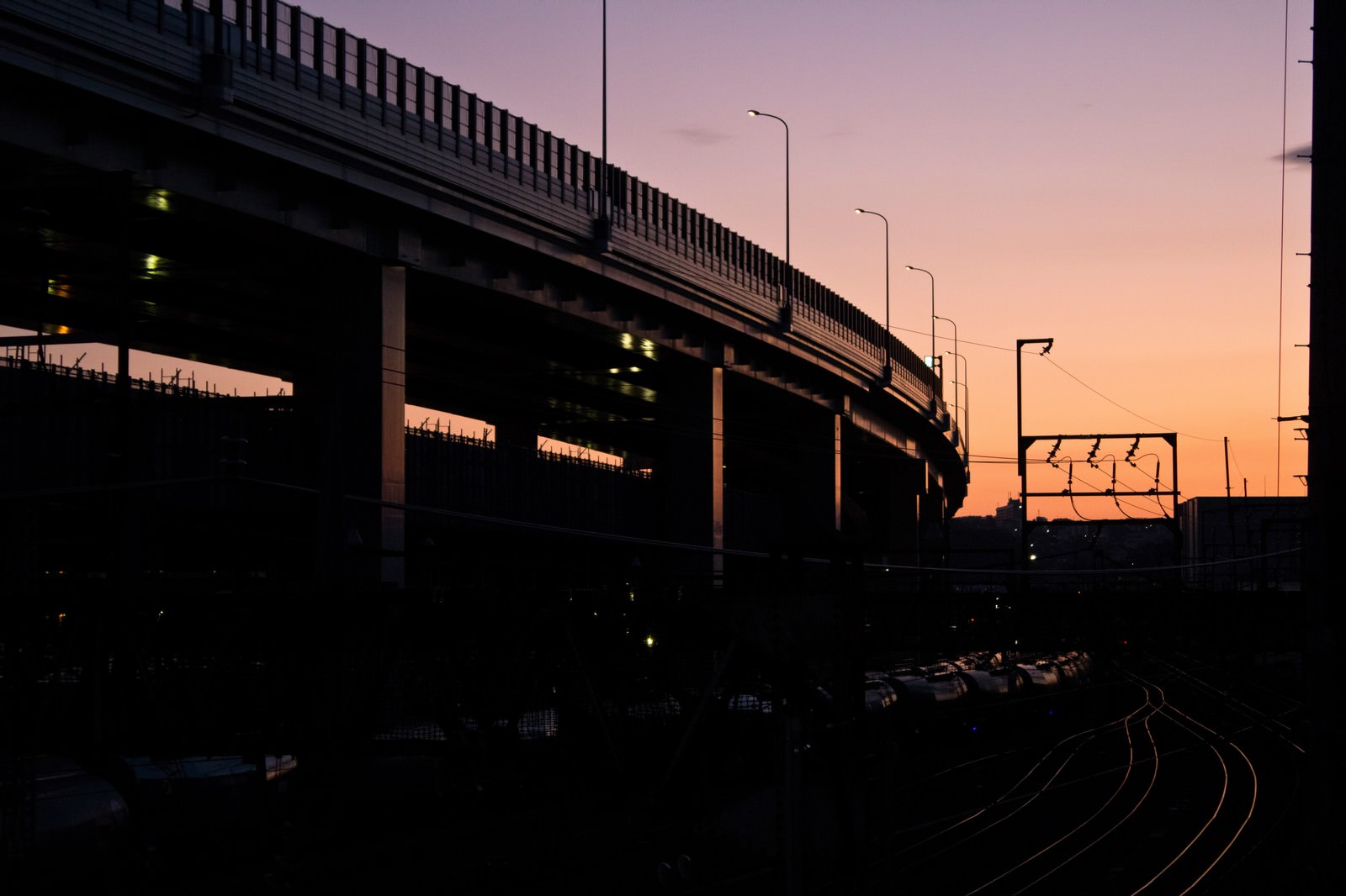 夕暮れの空と高架道路と線路