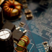 マザーボードのコンデンサーとコイルの写真