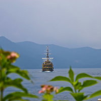 芦ノ湖の海賊船と山並みの写真