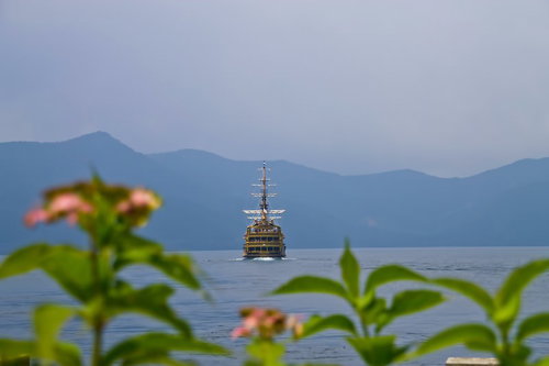 芦ノ湖の海賊船と山並み