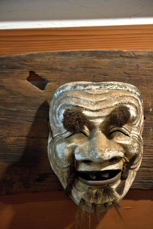 金銀の笑顔が不気味な口ひげのある能面の置物