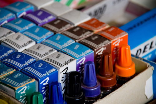 青や紫のキャップが並ぶ陳列されたインクカートリッジ