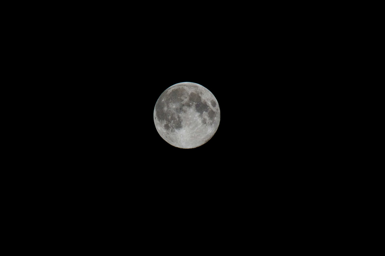 夜空に浮かぶ中秋の名月