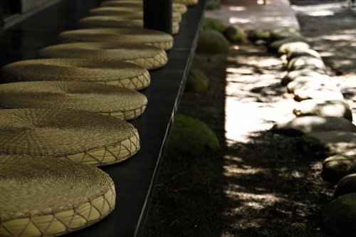 庭園の縁側と座布団