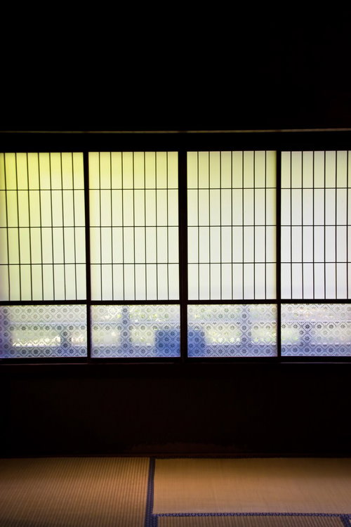 青紫の模様が入った障子戸が4枚並ぶ和室のガラス戸