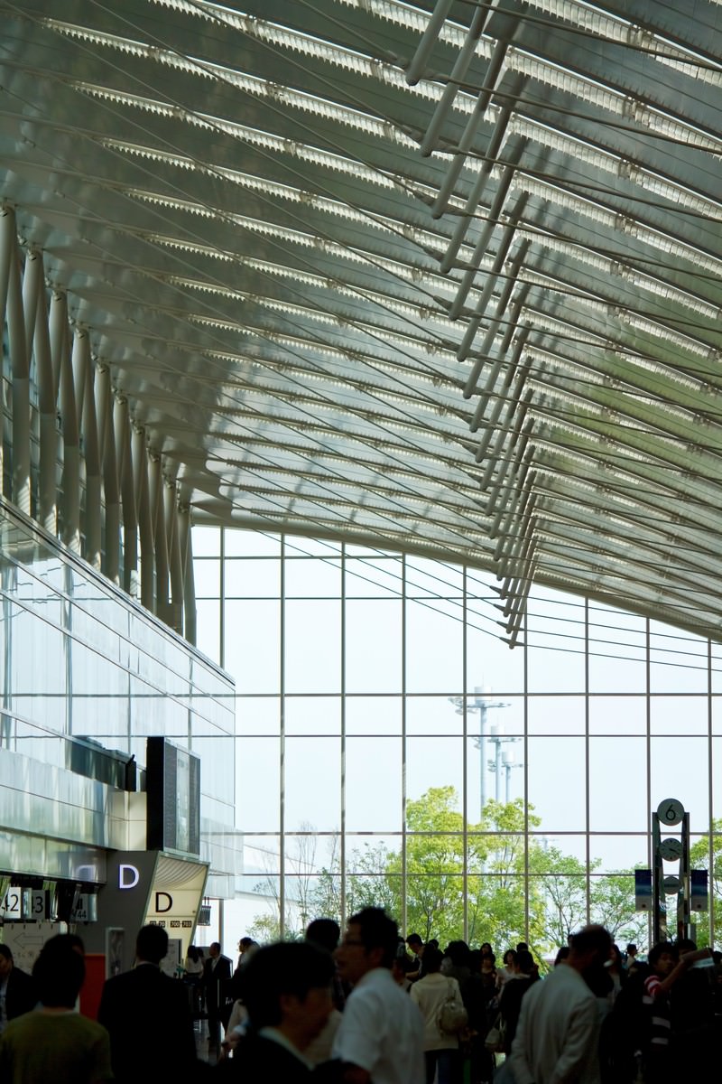 波打つ天井の空港ターミナルロビー