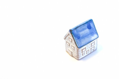 青い屋根と白い壁のミニチュアの家の置物