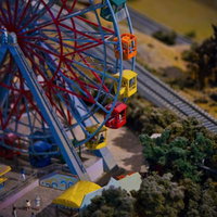 カラフルな座席が並ぶミニチュア遊園地の観覧車ジオラマの写真