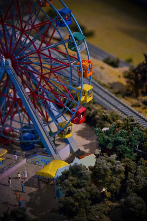 カラフルな座席が並ぶミニチュア遊園地の観覧車ジオラマ