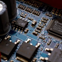 マザーボードの基板とICチップのクローズアップの写真
