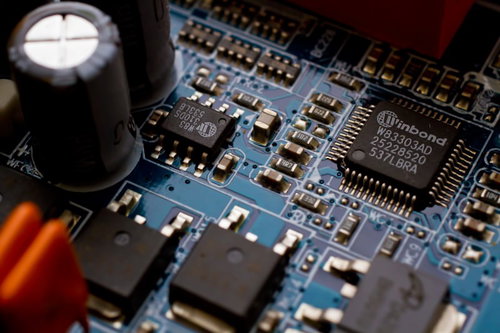 Winbondチップとコンデンサが並ぶマザーボードの青い基板