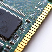 金色の端子と黒いチップが並ぶPCメモリの基板の写真