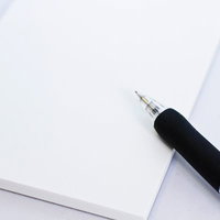 白い紙の上に斜めに置かれたメモ用のシャーペンの写真