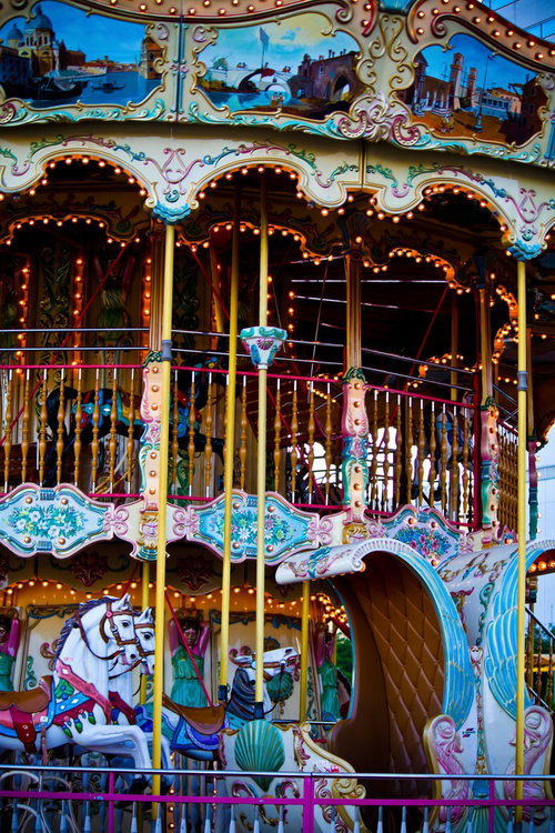 電球の装飾が明るい二階建てのメリーゴーランド
