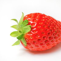 光沢のある表面に種が並ぶみずみずしい苺の接写の写真