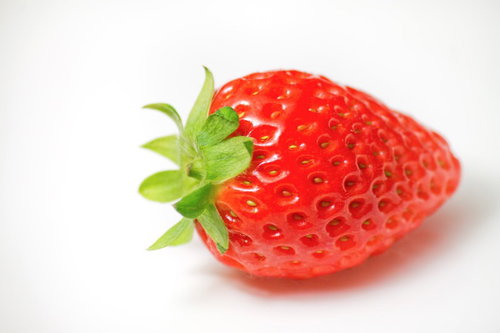 光沢のある表面に種が並ぶみずみずしい苺の接写