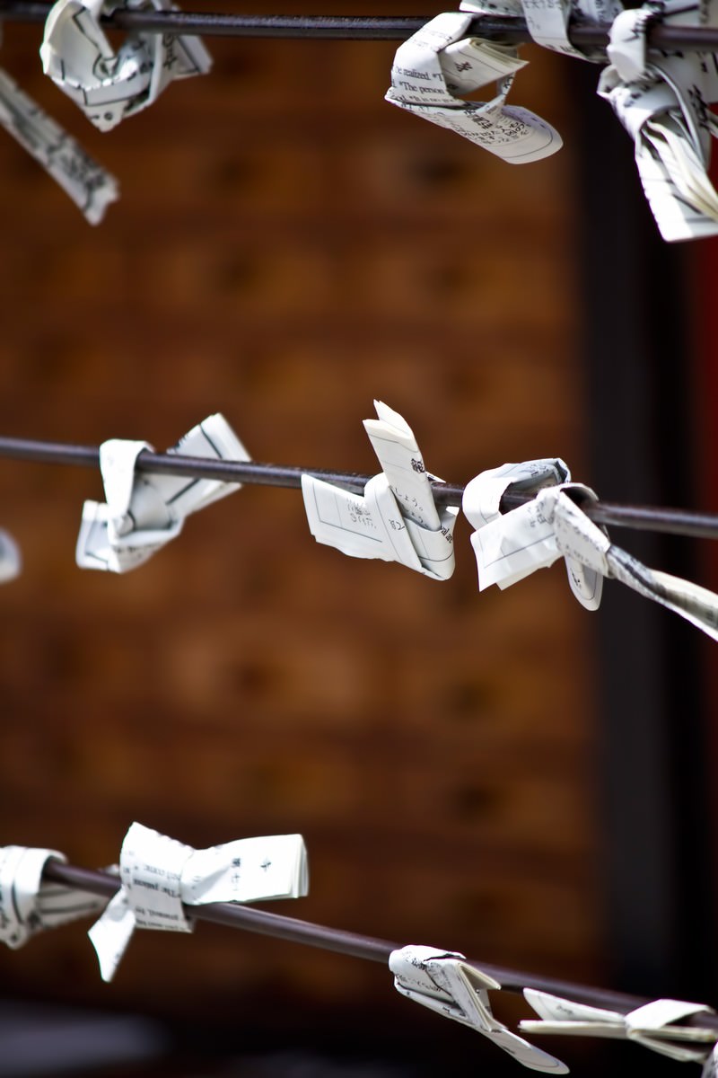 ワイヤーに結ばれた神社のおみくじ