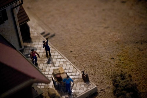 ショッピングカートを押すミニチュア人形のジオラマ