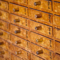 番号が書かれた木製の取っ手が並ぶおみくじの引き出しの写真