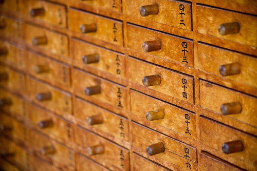 番号が書かれた木製の取っ手が並ぶおみくじの引き出し