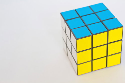 3面が揃った青・黄・白のルービックキューブ