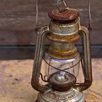 FEUERHANDの刻印がある錆びた古い金属ランタンの写真
