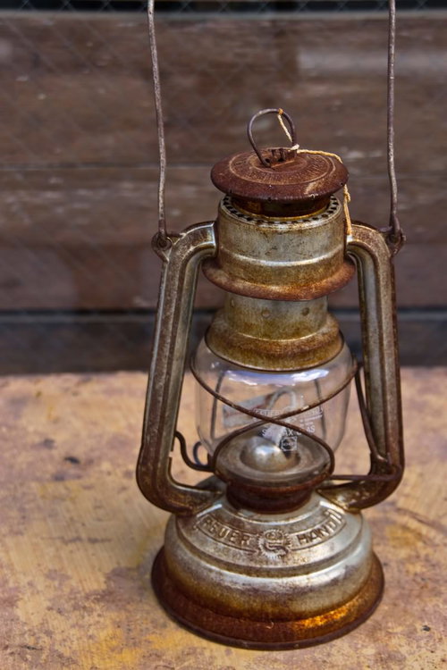 FEUERHANDの刻印がある錆びた古い金属ランタン