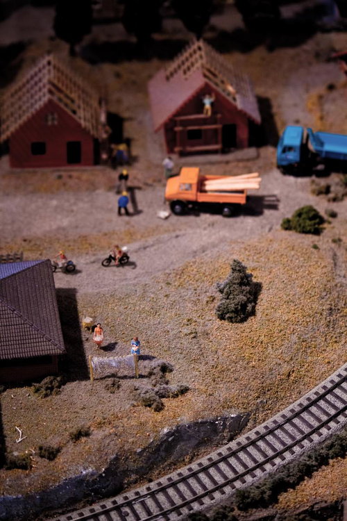 建物や車両が並ぶ線路のある町の鉄道ジオラマ模型