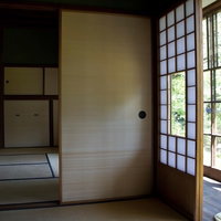 障子から自然光が差す畳敷きの和室の写真