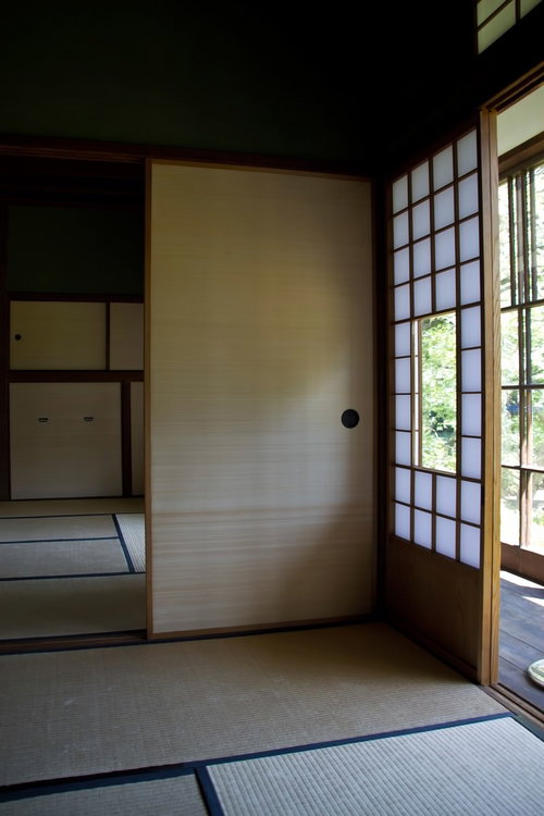 障子から自然光が差す畳敷きの和室