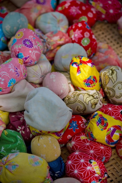 竹かごの上に積み上げられたカラフルなお手玉