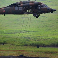 ロープで降下する隊員とUH-60ヘリの富士総合火力演習の写真