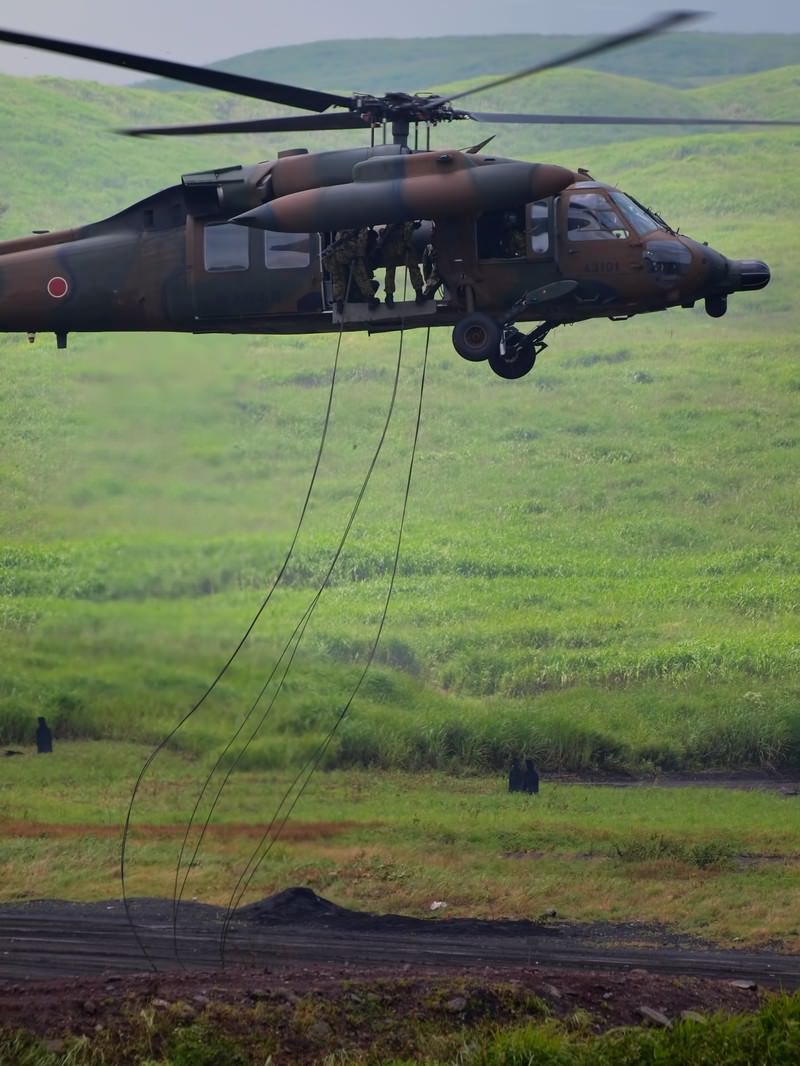 ロープで降下する隊員とUH-60ヘリの富士総合火力演習