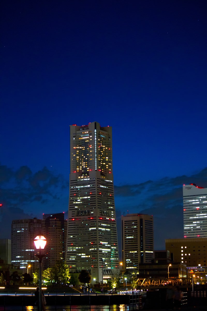 水辺越しの夜のランドマークタワー