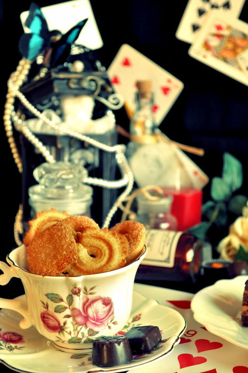 花柄カップに入ったクッキーとアリスのお茶会風セット