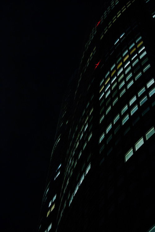 夜に明かりが灯る六本木ヒルズの高層ビル