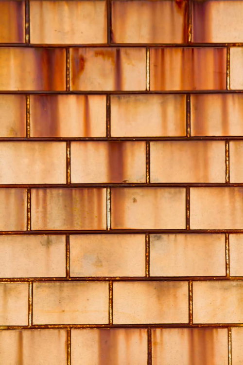 光を通す赤錆のレンガタイル