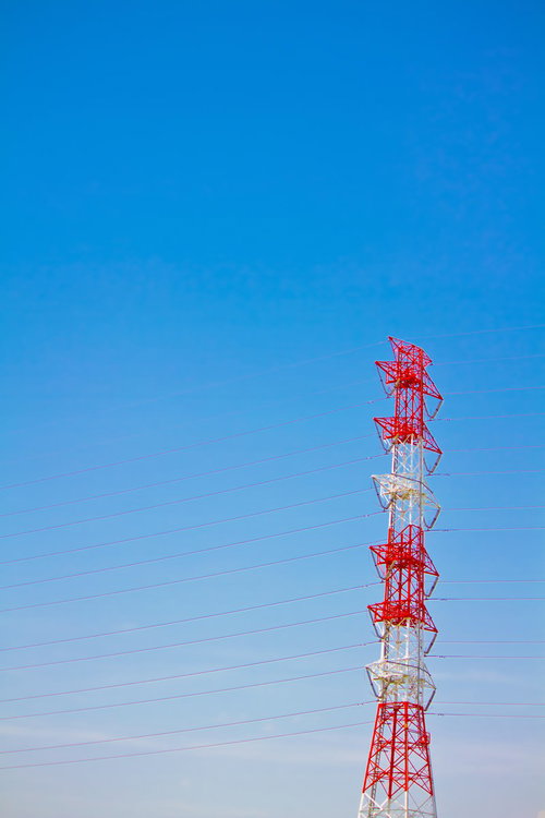 青い空と赤白の送電線鉄塔