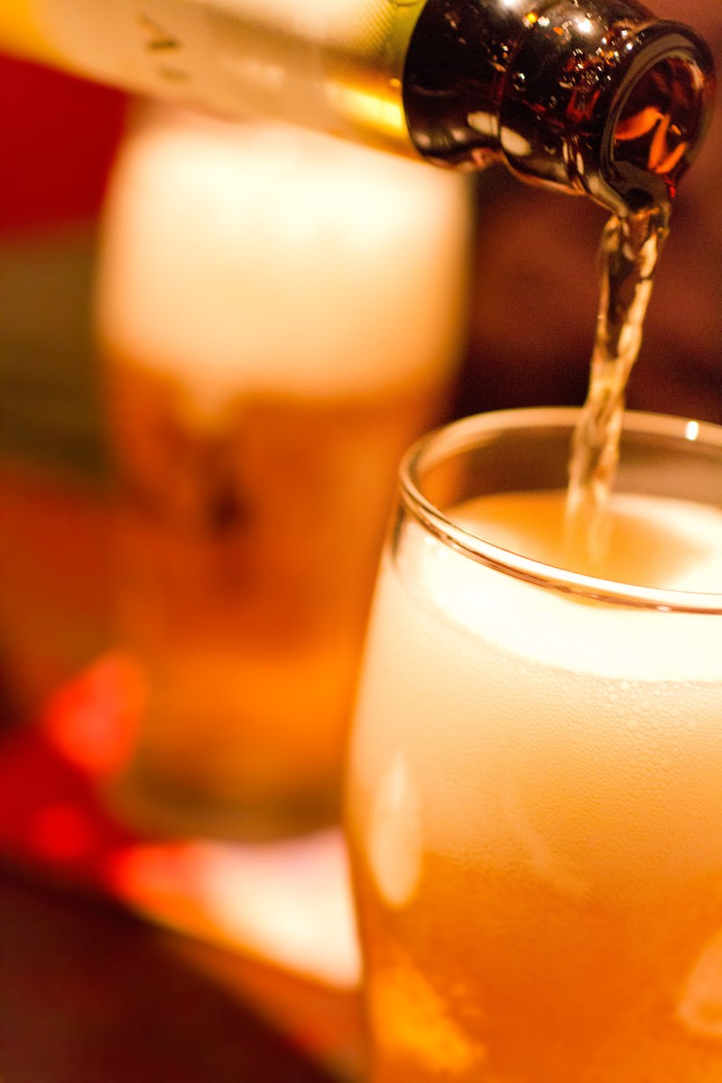 グラスに注がれる泡立つビール