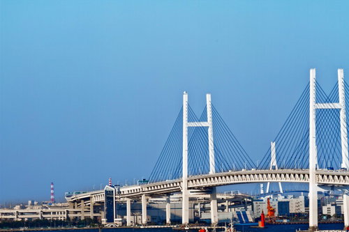 横浜ベイブリッジと港の街並み