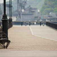 ヴェルニー公園の黒いベンチの写真