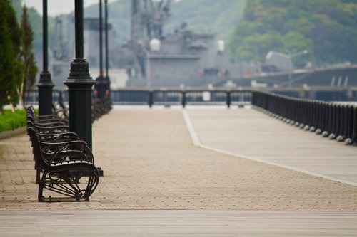 ヴェルニー公園の黒いベンチ