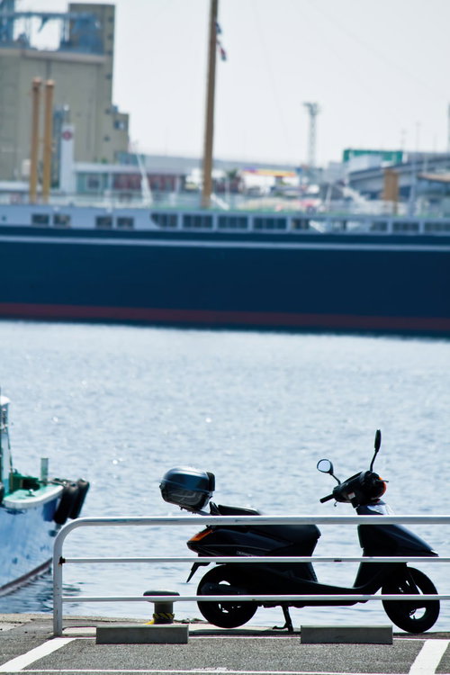 埠頭に停めた黒いスクーター