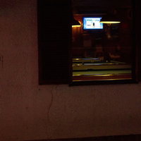 ショットバーとビリヤード（窓越し）の写真