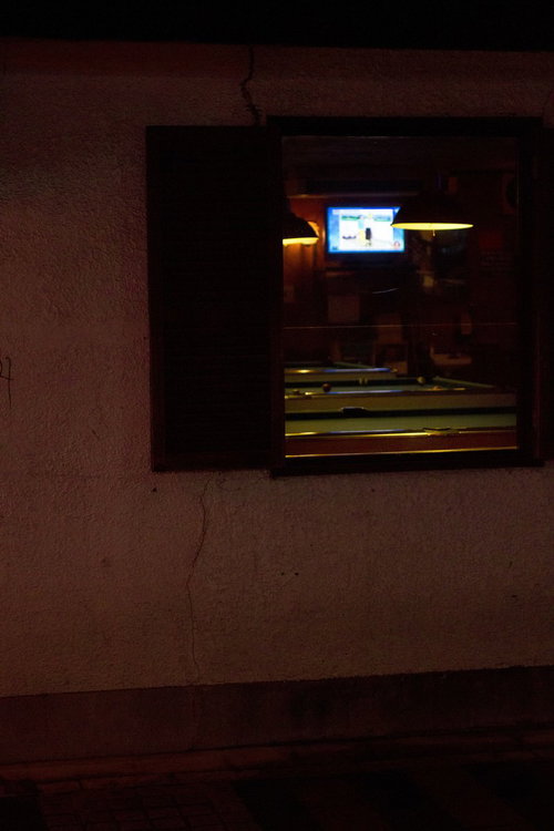 ショットバーとビリヤード（窓越し）