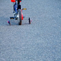 補助輪付きの子ども用自転車の写真