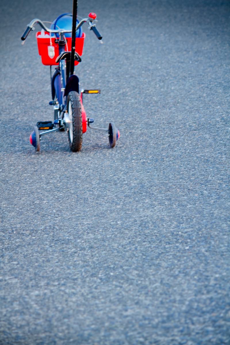 道路に置かれた補助輪付き自転車