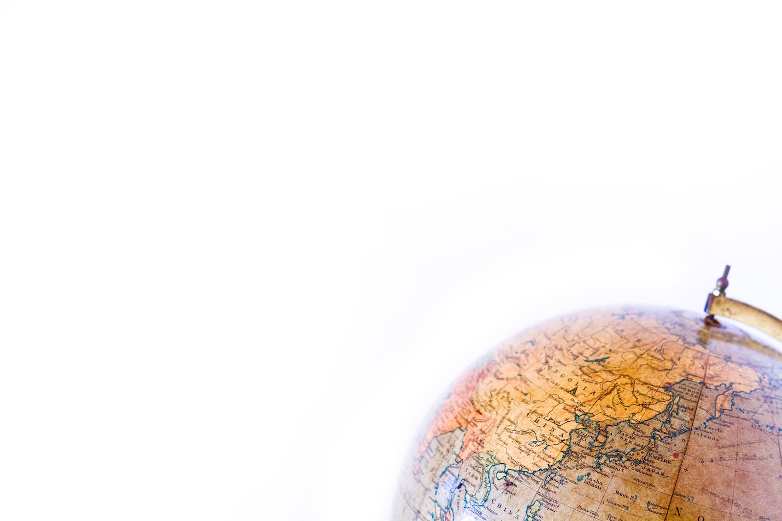 白背景に置かれた古い地球儀