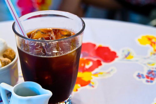 氷とストローのアイスコーヒーとミルク容器